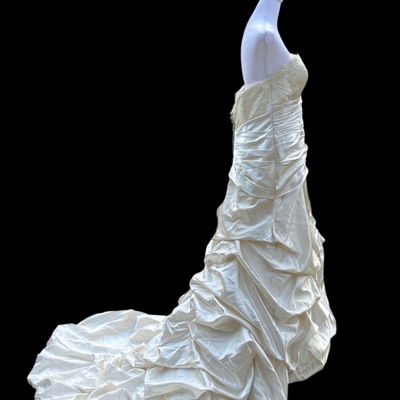 Allure Bridals Ivory Wedding Gown – Style #8674 Size 16 - Picture 2 of 5